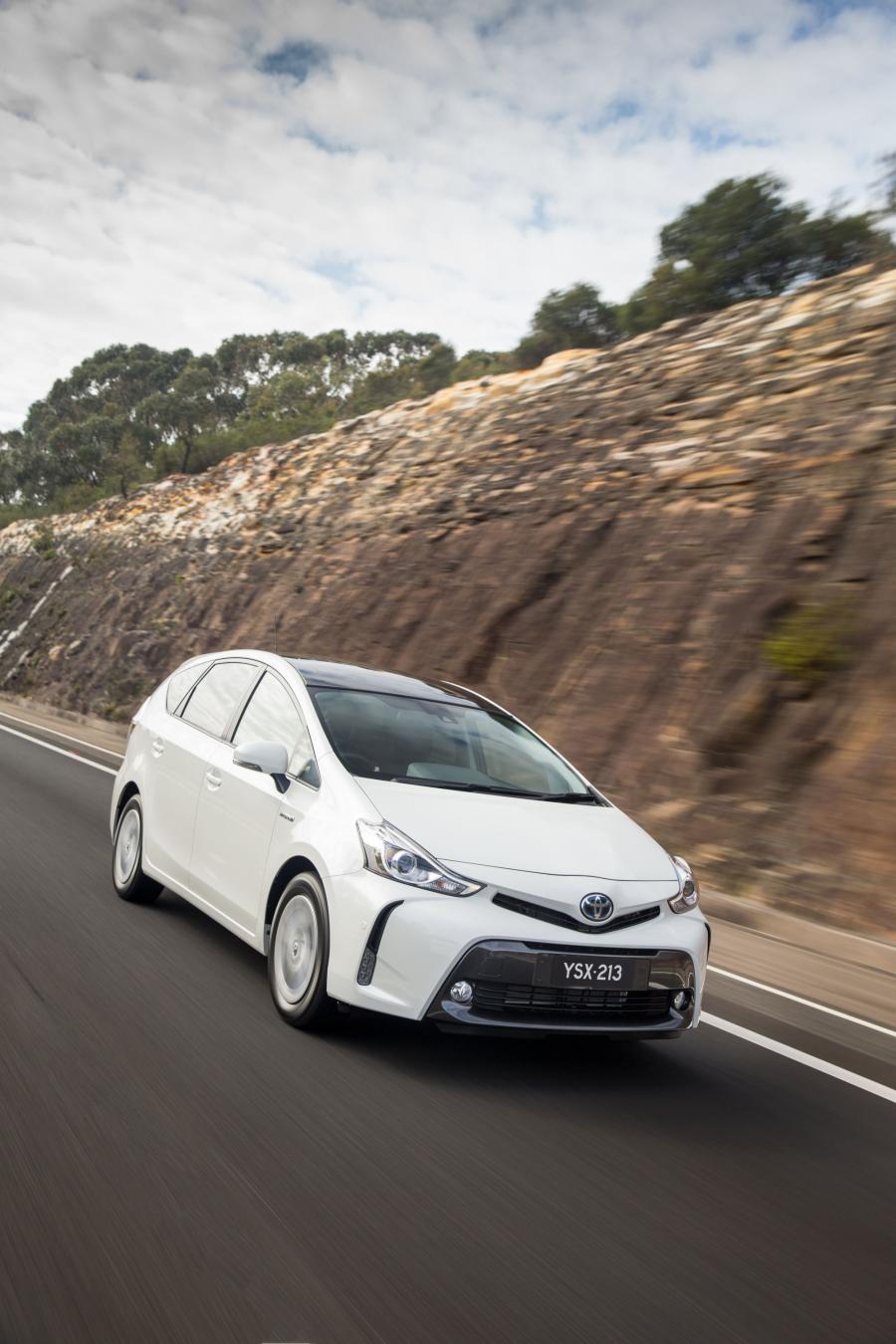  Toyota Prius v 2015 года  (AU) (фото 7 из 9)